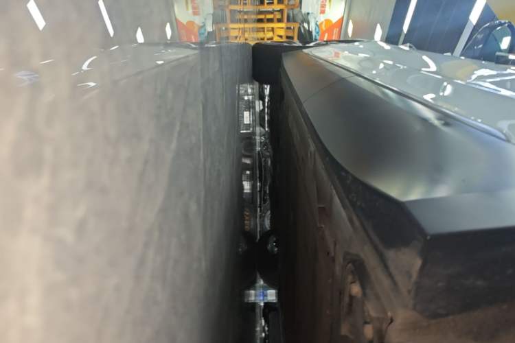 Used Nio ES8 2023 75 kWh Executive Edition Left Side Sill