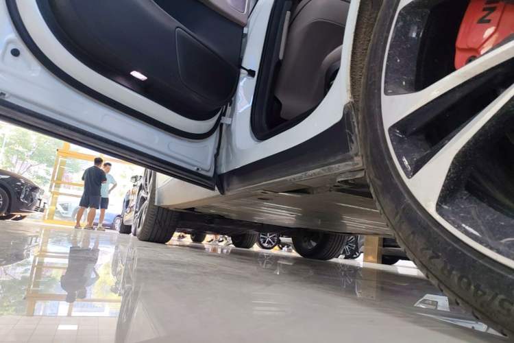 Used Nio ES8 2023 75 kWh Left Side Sill