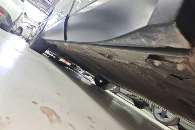 Used Nio ES8 2023 75 kWh Executive Edition Left Side Sill
