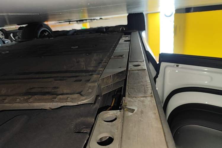 Used Nio ES8 2023 75 kWh Executive Edition Left Side Sill