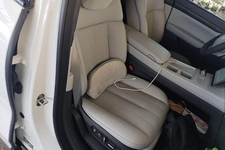 Used Nio ES8 2023 75 kWh Executive Edition Right Front Seat