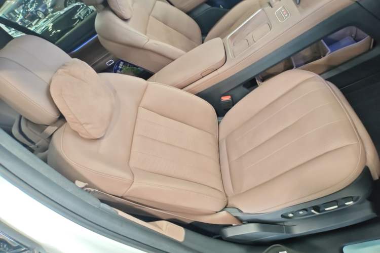 Used Nio ES8 2023 75 kWh Executive Edition Right Front Seat