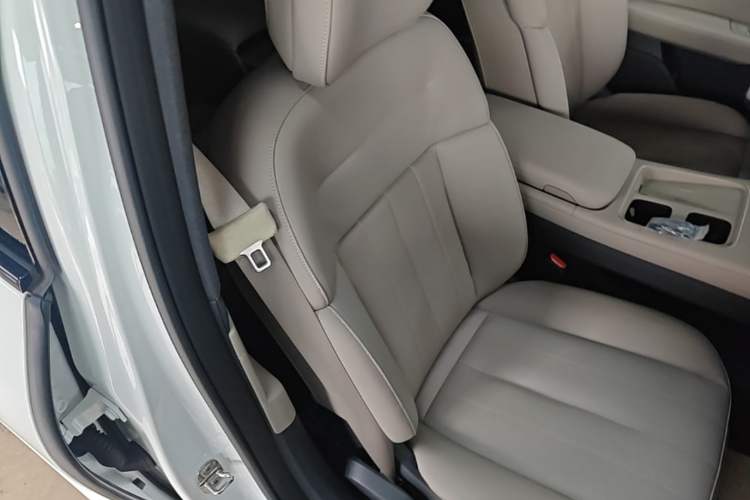 Used Nio ES8 2023 75 kWh Executive Edition Right Front Seat