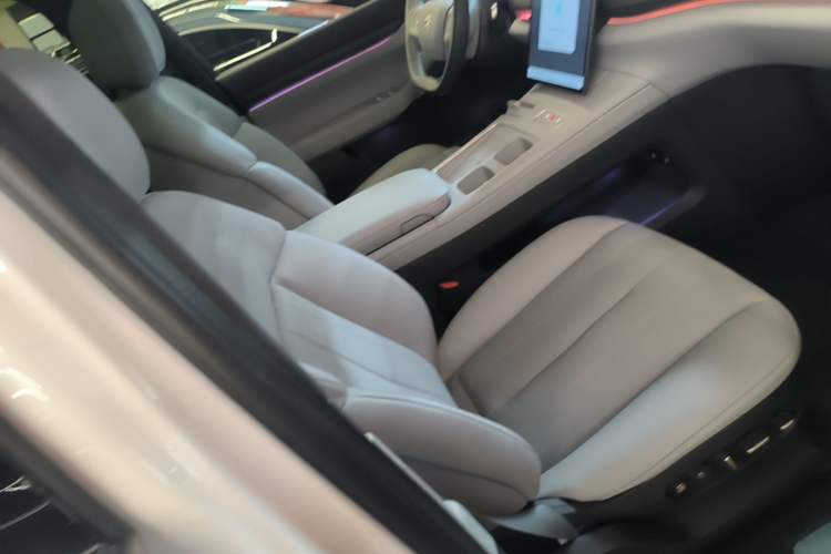 Used Nio ES8 2023 75 kWh Right Front Seat