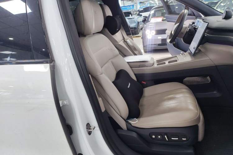 Used Nio ES8 2023 75 kWh Right Front Seat