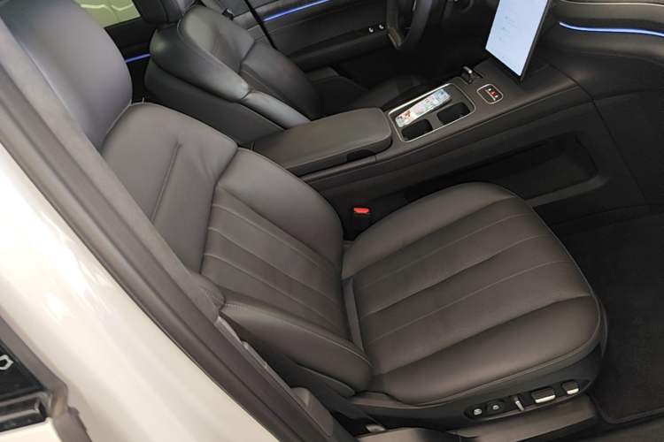 Used Nio ES8 2023 75 kWh Executive Edition Right Front Seat