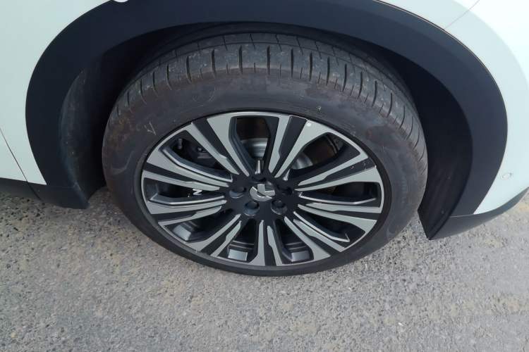 Used Nio ES8 2023 75 kWh Right Front Wheel Hub