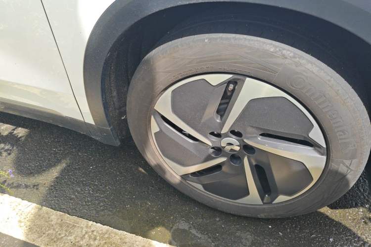 Used Nio ES8 2023 75 kWh Executive Edition Right Front Wheel Hub