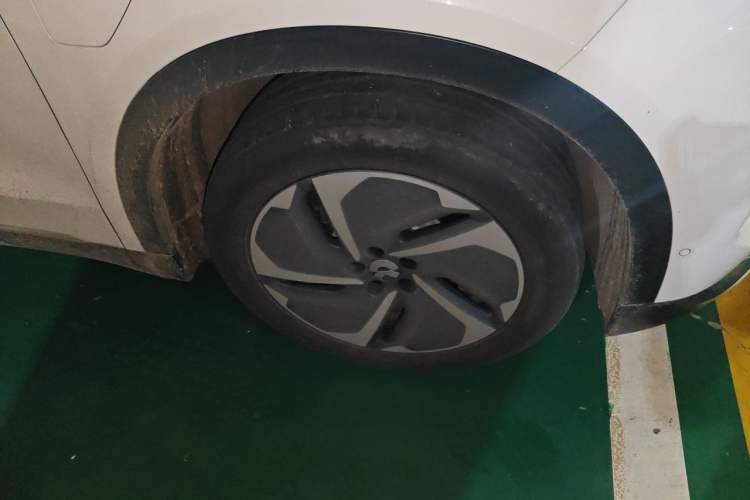 Used Nio ES8 2023 75 kWh Right Front Wheel Hub