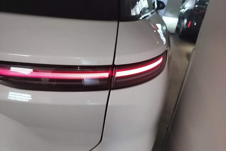 Used Nio ES8 2023 75 kWh Right Rear Taillight