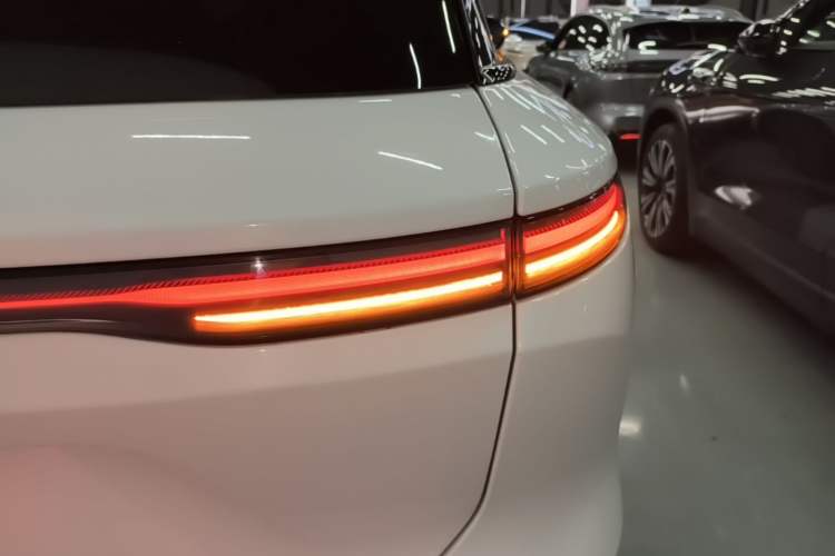Used Nio ES8 2023 75 kWh Right Rear Taillight