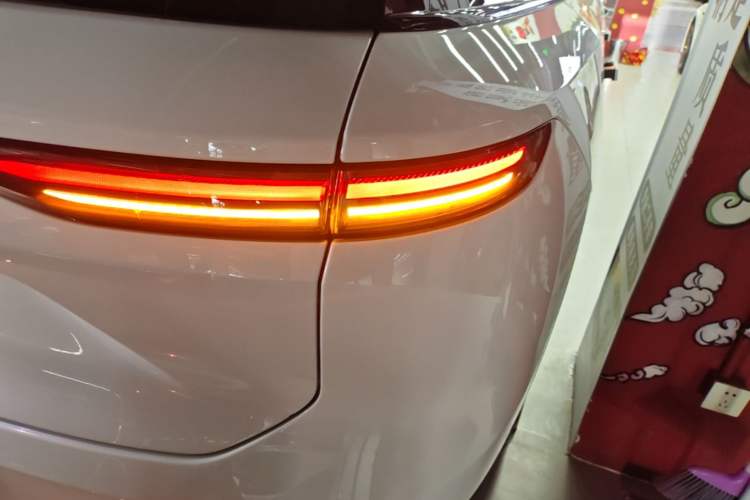 Used Nio ES8 2023 75 kWh Executive Edition Right Rear Taillight