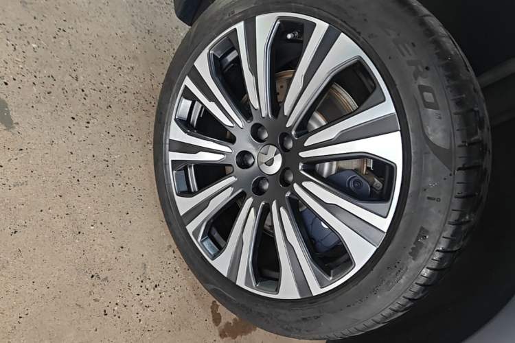 Used Nio ES8 2023 75 kWh Executive Edition Right Rear Wheel Hub