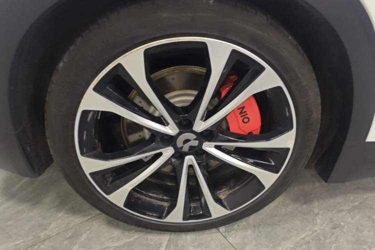 Used Nio ES8 2023 75 kWh Executive Edition Right Rear Wheel Hub