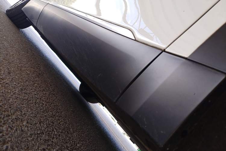 Used Nio ES8 2023 75 kWh Executive Edition Right Side Sill
