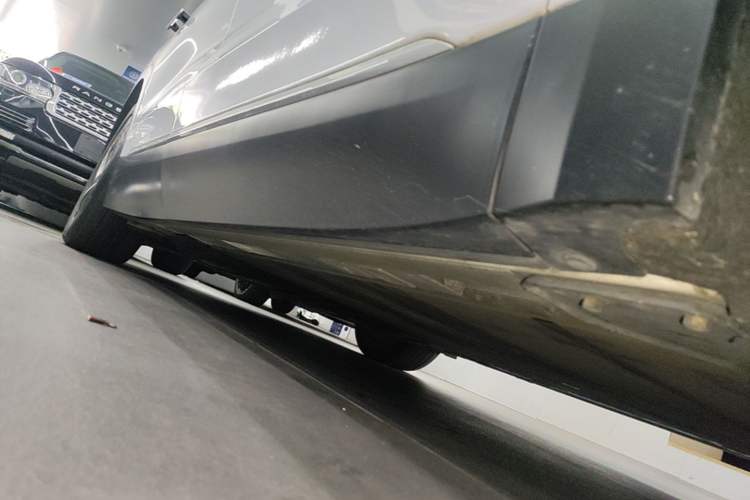 Used Nio ES8 2023 75 kWh Executive Edition Right Side Sill