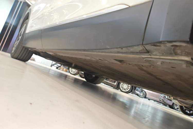 Used Nio ES8 2023 75 kWh Executive Edition Right Side Sill