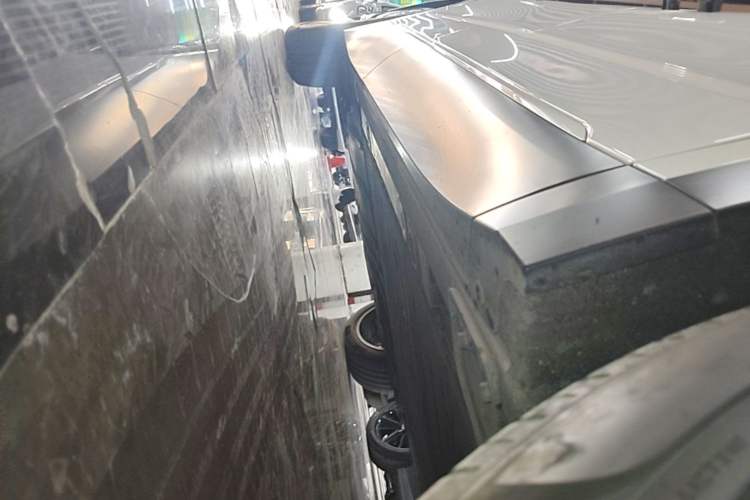 Used Nio ES8 2023 75 kWh Right Side Sill