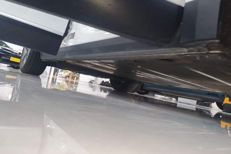Used Nio ES8 2023 75 kWh Executive Edition Right Side Sill