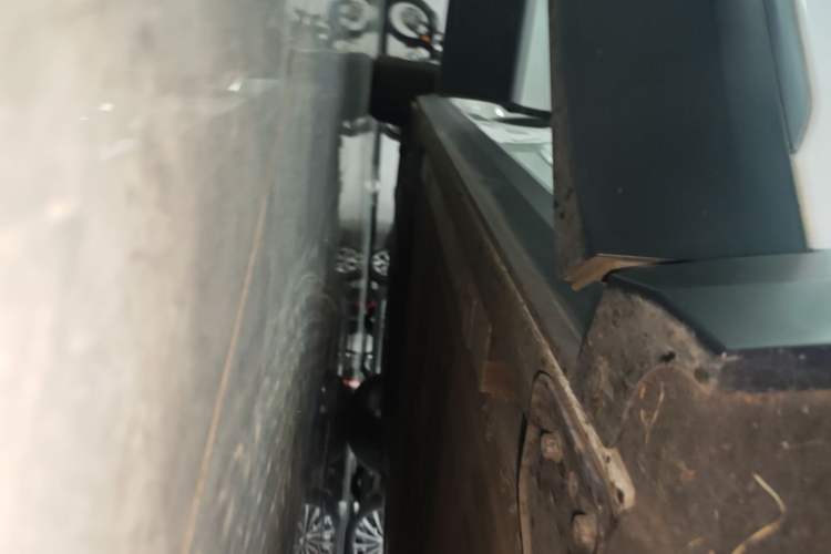 Used Nio ES8 2023 75 kWh Executive Edition Right Side Sill
