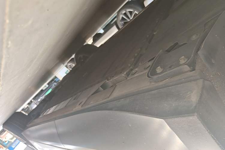 Used Nio ES8 2023 75 kWh Right Side Sill
