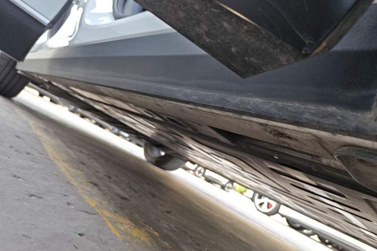 Used Nio ES8 2023 75 kWh Right Side Sill
