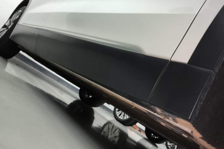Used Nio ES8 2023 75 kWh Right Side Sill