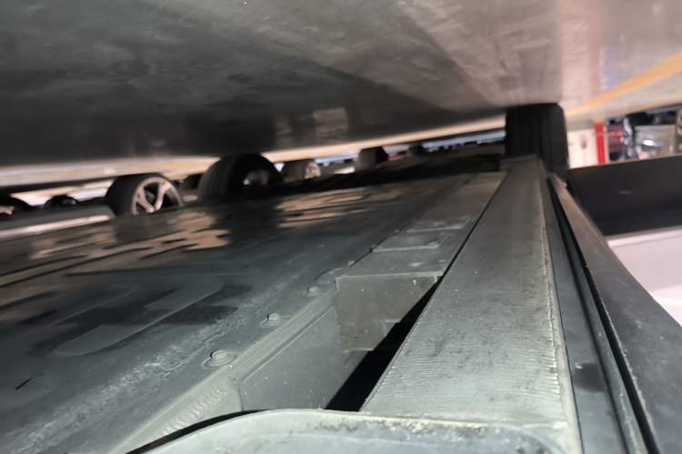 Used Nio ES8 2023 75 kWh Right Side Sill