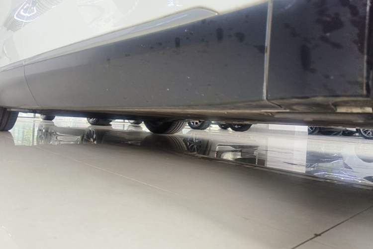 Used Nio ES8 2023 75 kWh Executive Edition Right Side Sill