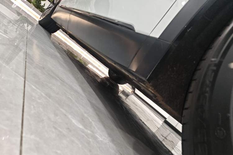 Used Nio ES8 2023 75 kWh Right Side Sill