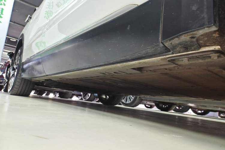 Used Nio ES8 2023 75 kWh Executive Edition Right Side Sill