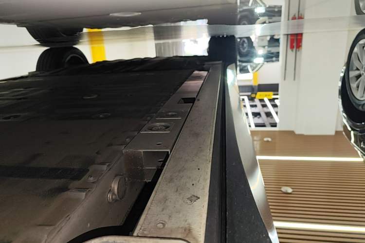 Used Nio ES8 2023 75 kWh Executive Edition Right Side Sill