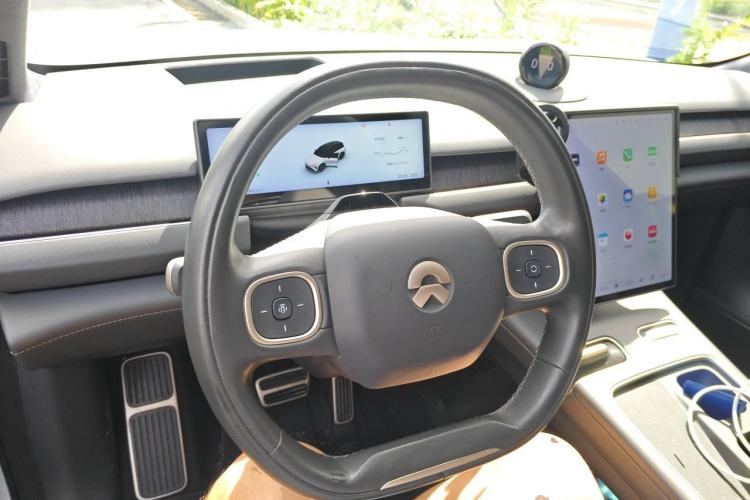 Used Nio ES8 2023 75 kWh Executive Edition Steering Wheel