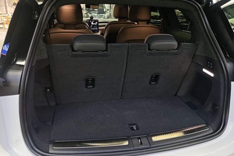 Used Nio ES8 2023 100kWh Signature Edition Trunk