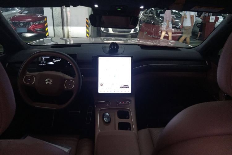 Used Nio ES8 2023 75 kWh Center Console