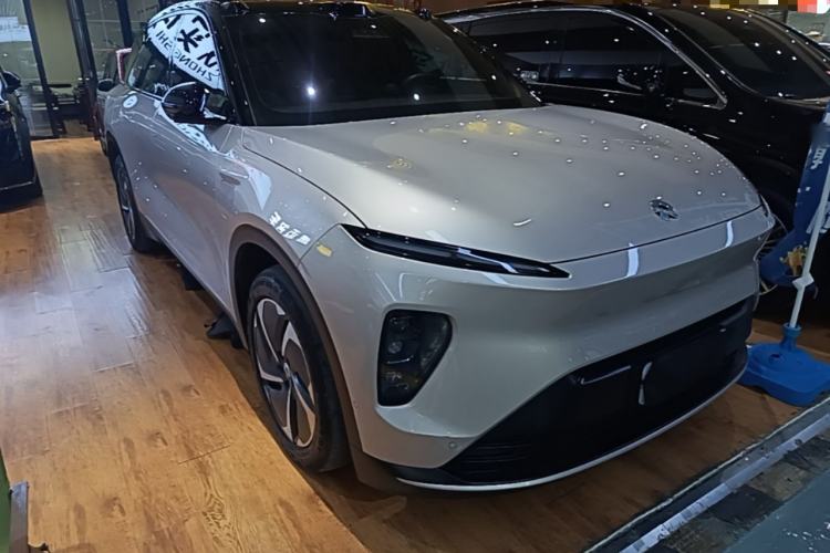 Used Nio ES8 2023 75 kWh Executive Edition Front Right 45 Deg