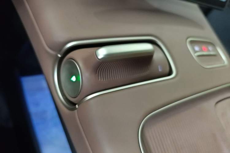 Used Nio ES8 2023 100kWh Signature Edition Gear Lever