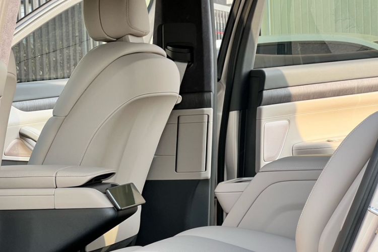 Used Nio ES8 2023 75 kWh Executive Edition Interior 10
