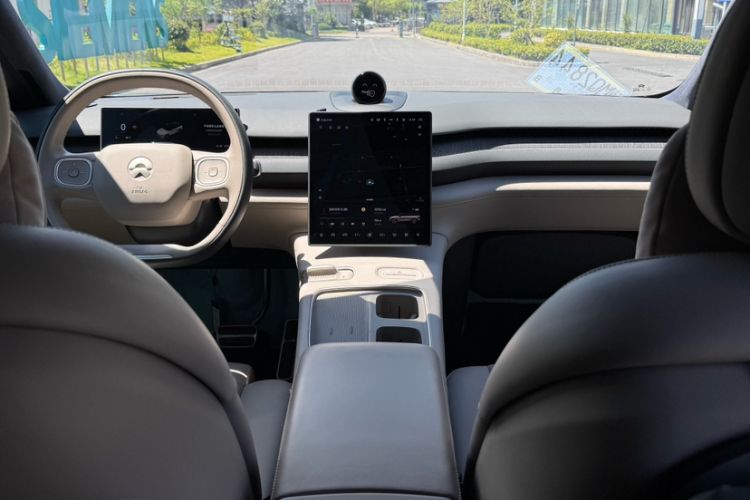 Used Nio ES8 2023 75 kWh Executive Edition Interior 3