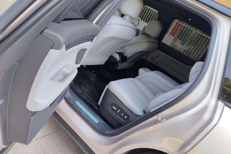Used Nio ES8 2023 75 kWh Executive Edition Interior 3