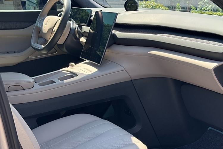 Used Nio ES8 2023 75 kWh Executive Edition Interior 4