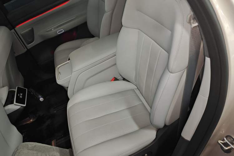 Used Nio ES8 2023 75 kWh Executive Edition Interior 4