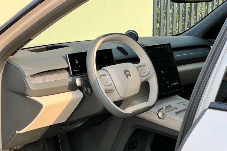 Used Nio ES8 2023 75 kWh Executive Edition Interior 4