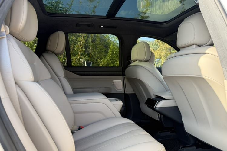 Used Nio ES8 2023 75 kWh Executive Edition Interior 8