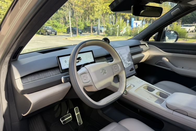 Used Nio ES8 2023 75 kWh Executive Edition Interior 9
