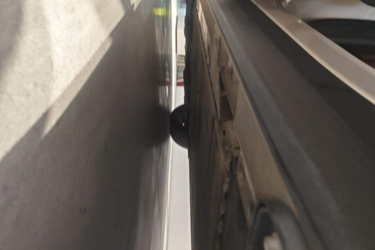 Used Nio ES8 2023 75 kWh Executive Edition Left Side Sill