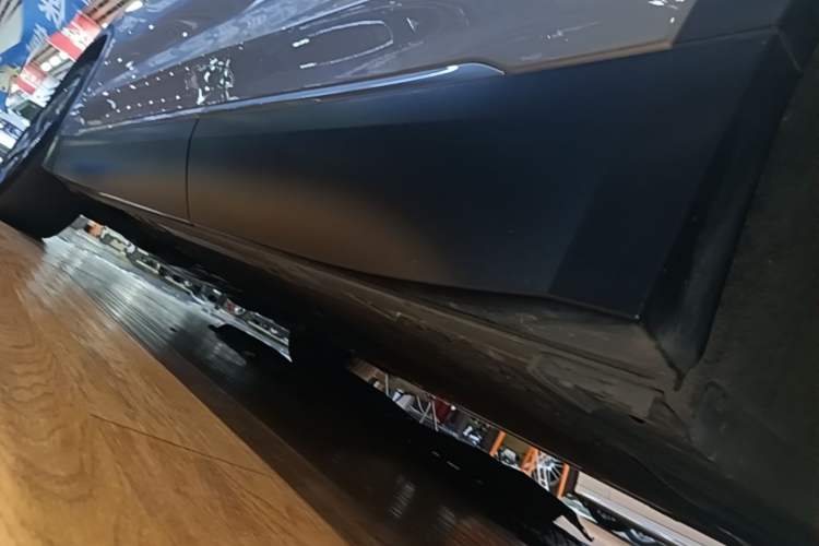 Used Nio ES8 2023 75 kWh Executive Edition Left Side Sill