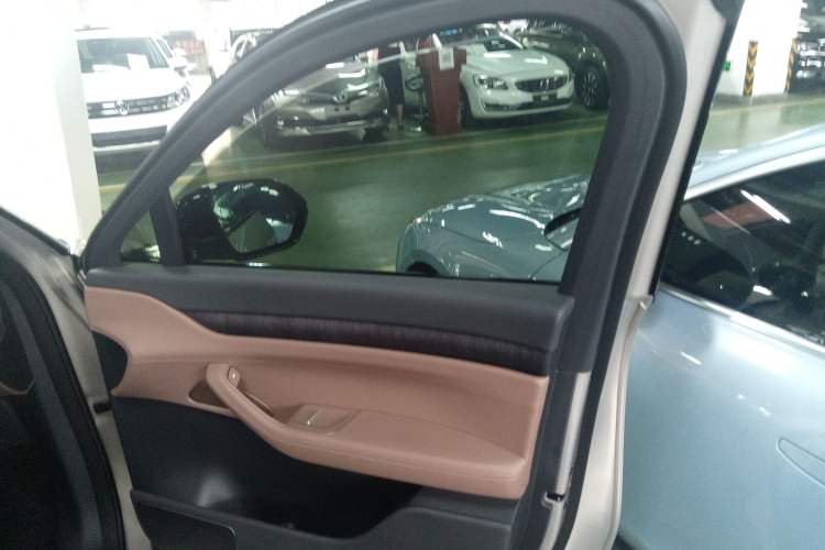 Used Nio ES8 2023 75 kWh Right Front Door Interior