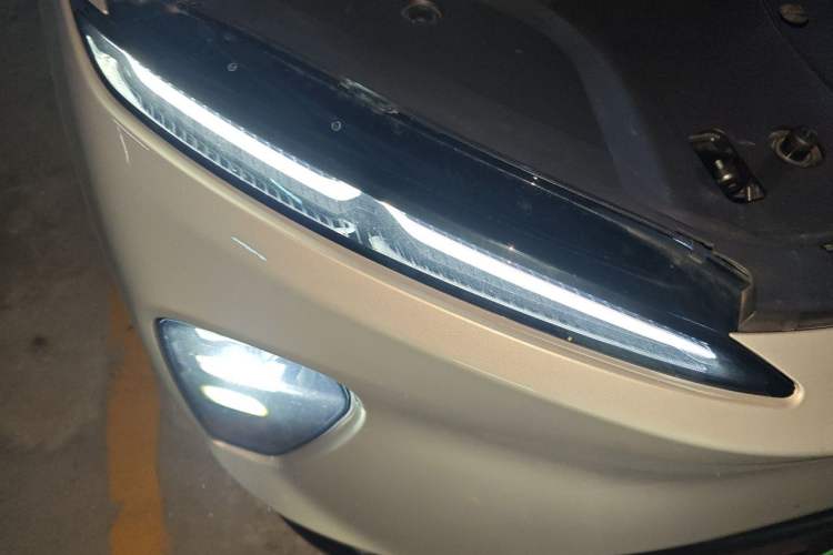 Used Nio ES8 2023 75 kWh Right Front Headlight