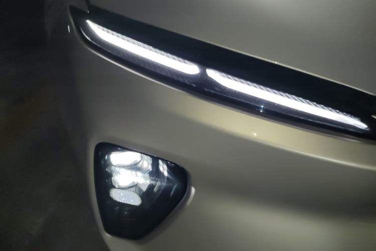 Used Nio ES8 2023 100kWh Signature Edition Right Front Headlight